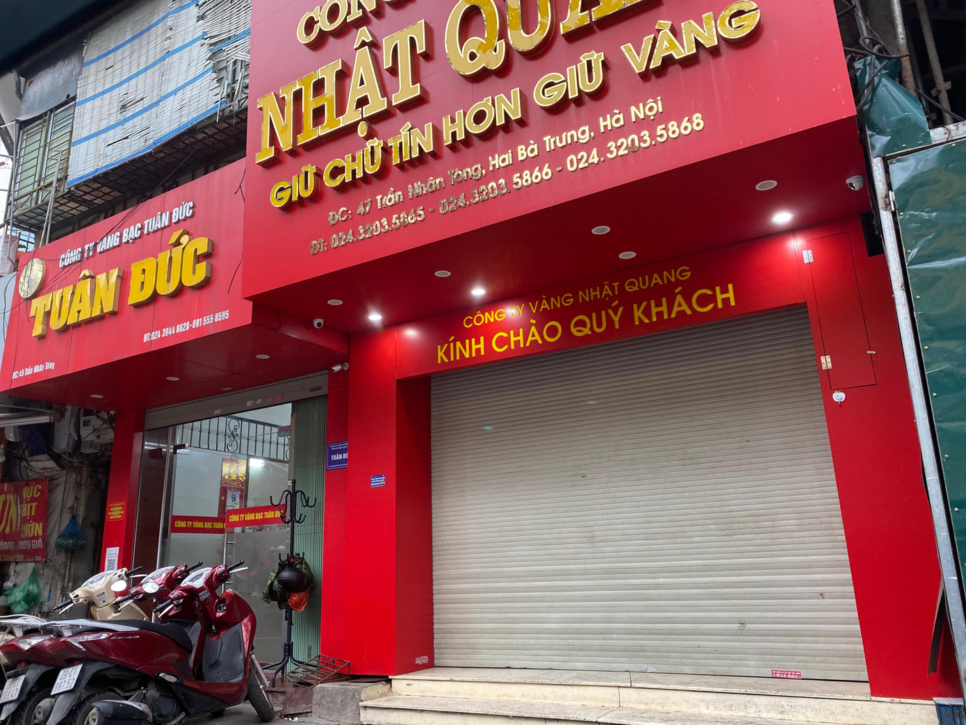 Trong khi nhiều hàng lớn đông nghịt khách, thì một số cửa tiệm nhỏ im lìm đóng cửa, hoặc mở cửa nhưng cũng không có khách.