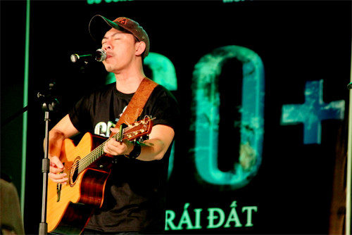 Võ Trọng Phúc trên sân khấu của sự kiện. Anh cũng từng theo chân các tình nguyện viên đến từng nhà hộ dân tuyết phục đổi bóng đèn. 