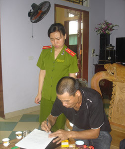 Hùng ký vào biên bản khám xét nơi ở