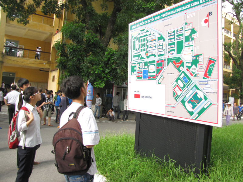 Xem sơ đồ hướng dẫn phòng thi. Ảnh chụp tại ĐH Bách khoa Hà Nội