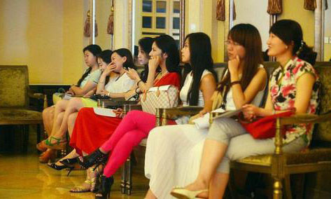 Hơn 500 cô gái ở Bắc Kinh đã tham dự cuộc thi của CECS với mong ước trở thành vợ của các triệu phú Trung Quốc. Ảnh: ST