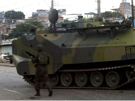 Xe tăng tiến vào khu ổ chuột. Xe tăng tiến vào khu ổ chuột