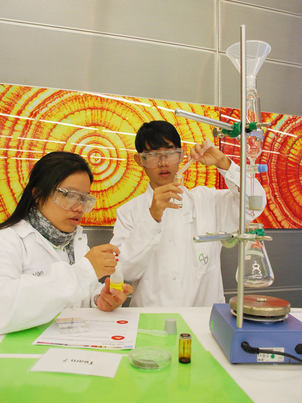 Huy Vũ (phải) trong phòng thí nghiệm tại thành phố Levekusen (Đức)