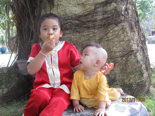 Khánh Linh đã biết giúp các sư cô hướng dẫn các em chơi. Khánh Linh hiếu động và tinh nghịch, biết nghĩ ra rất nhiều trò chơi để thu hút các em