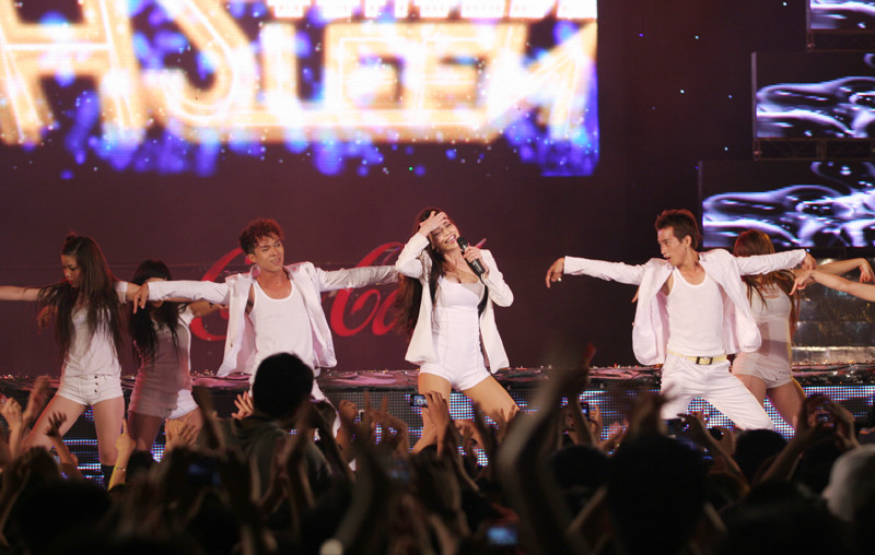 Nhận được sự cổ vũ nhiệt tình của khán giả