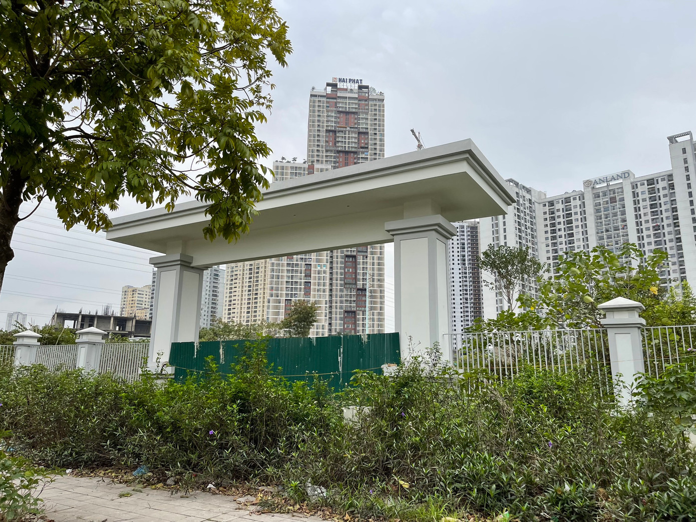 Thiếu vốn, nhiều dự án bất động sản bỏ hoang (ảnh: Như Ý).