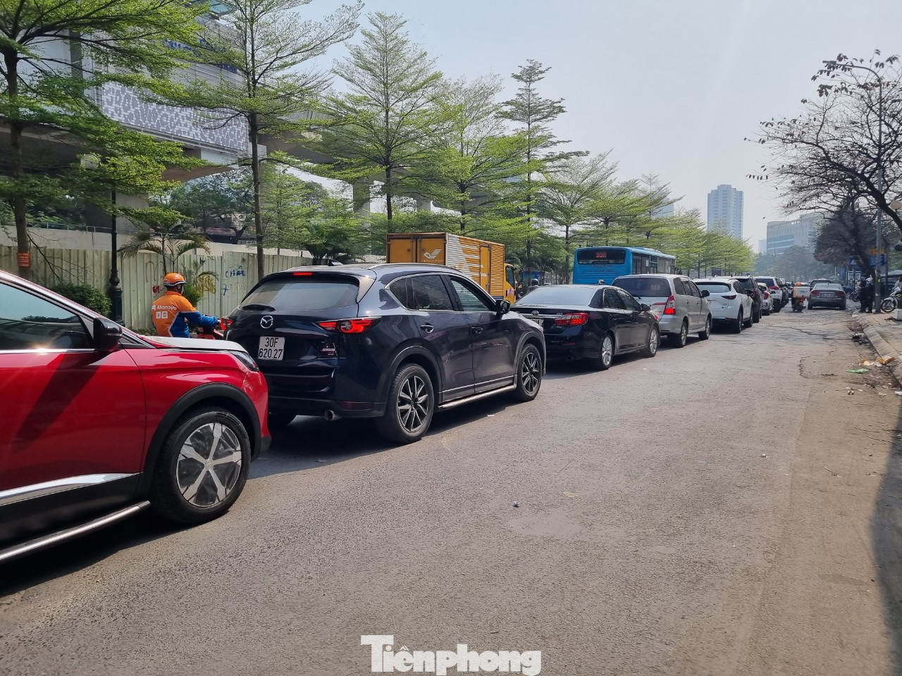 Theo Cục Đăng kiểm Việt Nam, tại TP Hà Nội, có tổng số 31 đơn vị đăng kiểm (với tổng 61 dây chuyền kiểm tra), trong đó có 6 Trạm V; 5 Trạm S và 20 Trạm D. Tuy nhiên, chỉ còn 16 đơn vị đăng kiểm còn hoạt động tương ứng với 31 dây chuyền kiểm tra, chiếm 53%. Theo Cục Đăng kiểm Việt Nam, tại TP Hà Nội, có tổng số 31 đơn vị đăng kiểm (với tổng 61 dây chuyền kiểm tra), trong đó có 6 Trạm V; 5 Trạm S và 20 Trạm D. Tuy nhiên, chỉ còn 16 đơn vị đăng kiểm còn hoạt động tương ứng với 31 dây chuyền kiểm tra, chiếm 53%.