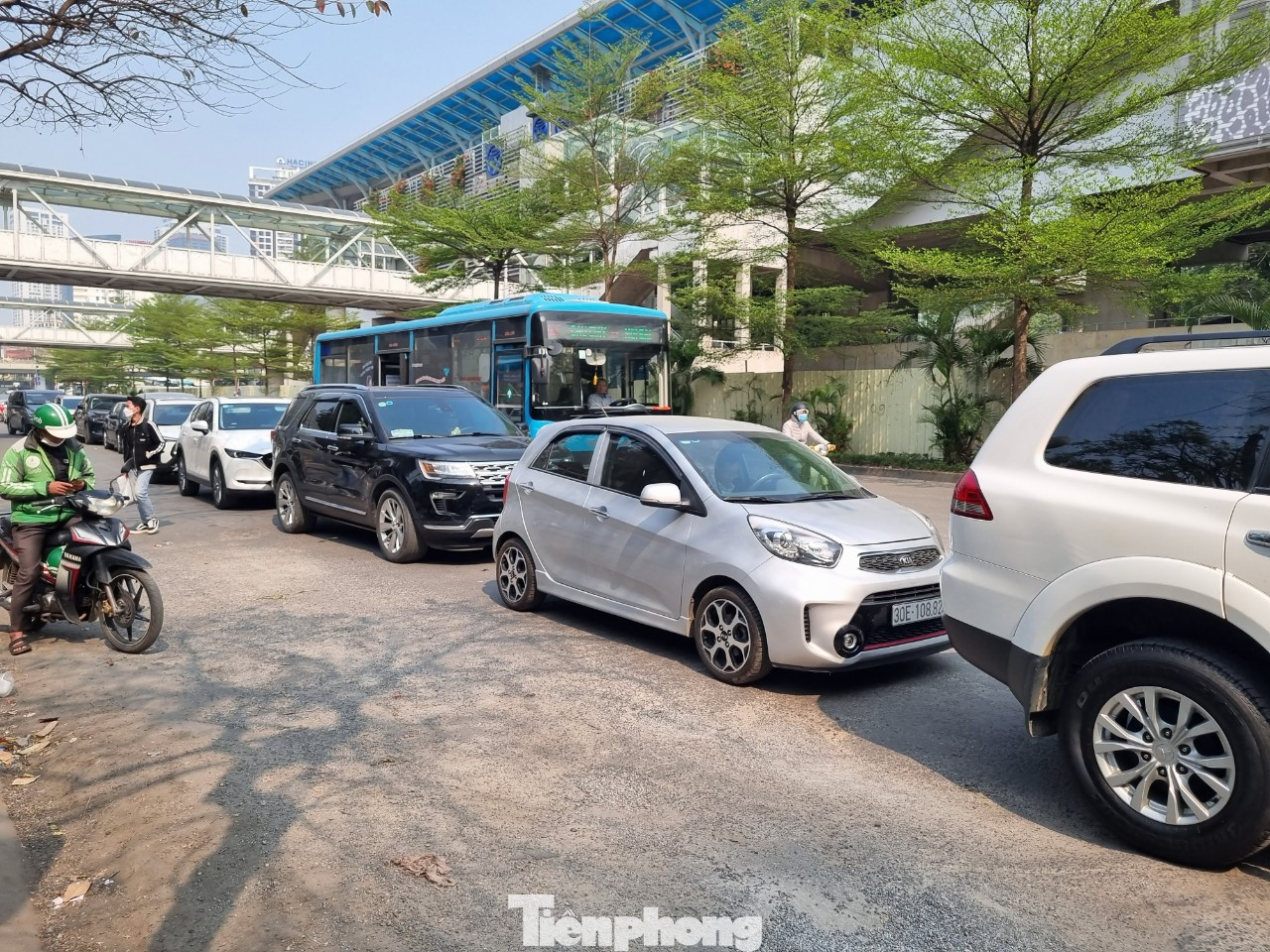 Tình trạng xếp hàng kéo dài ra tận ngoài đường Cầu Giấy trước Đại học Giao thông Vận tải. Tình trạng xếp hàng kéo dài ra tận ngoài đường Cầu Giấy trước Đại học Giao thông Vận tải.