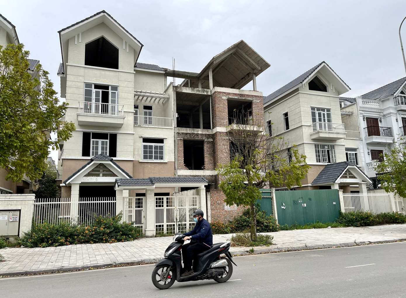 Số lượng dự án bất động sản đang triển khai trên cả nước nhưng phải tạm dừng lên đến cả ngàn dự án, tương đương 30 tỷ USD (Ảnh: Như Ý).