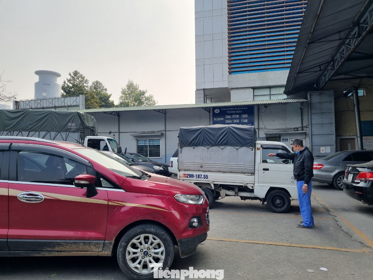 Từ 7h30 ngày 27/2, tại Trung tâm Đăng kiểm 29-03V (Cầu Giấy, Hà Nội), hàng dài ô tô xếp hàng chờ đăng kiểm. Nhân viên đăng kiểm phát số 50 xe/lần. Từ 7h30 ngày 27/2, tại Trung tâm Đăng kiểm 29-03V (Cầu Giấy, Hà Nội), hàng dài ô tô xếp hàng chờ đăng kiểm. Nhân viên đăng kiểm phát số 50 xe/lần.