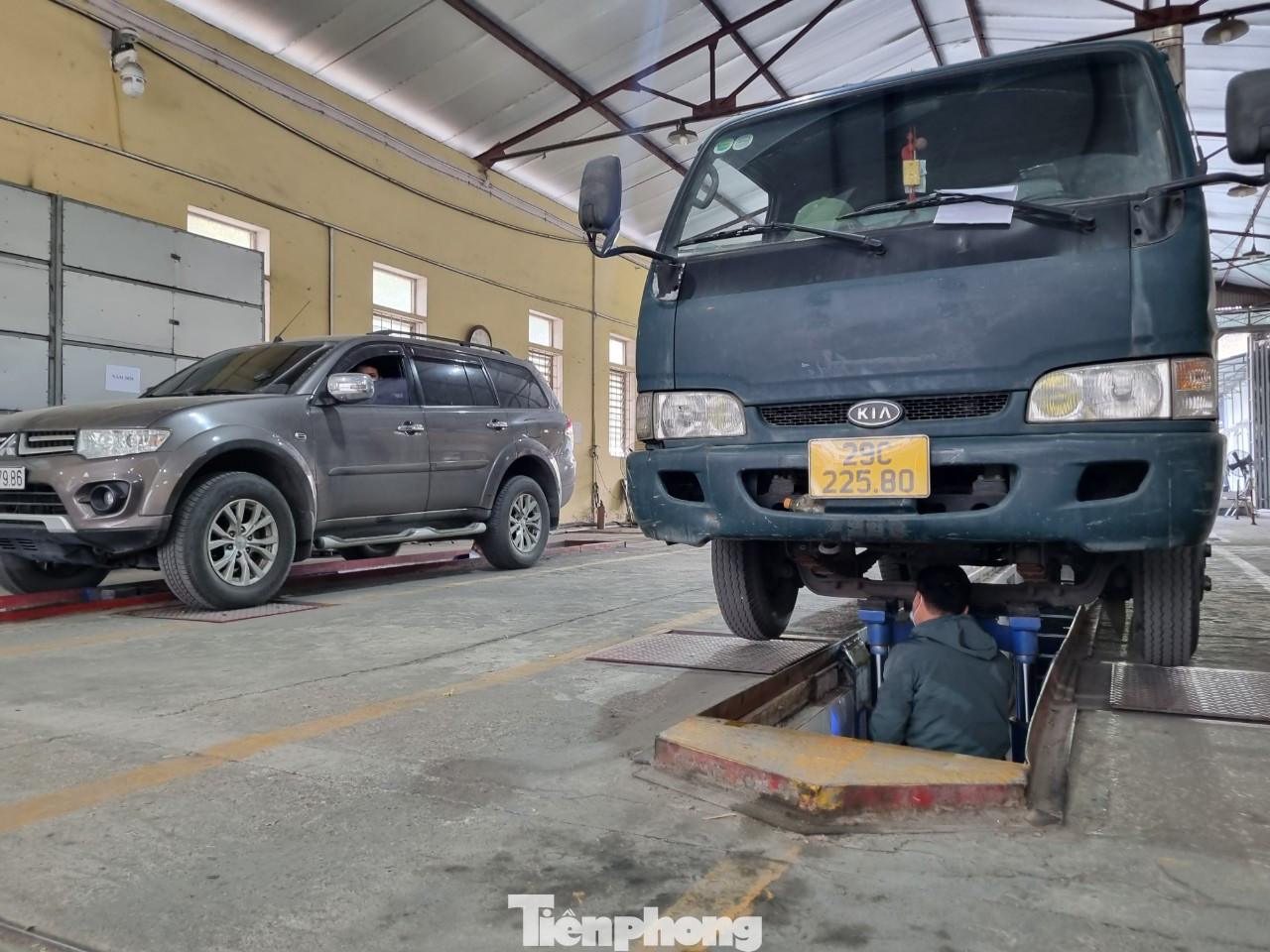 Bên trong khu vực đăng kiểm có 2 làn xe, các đăng kiểm viên kiểm tra phương tiện liên tục, thời gian kiểm tra một phương tiện khoảng 45 phút. Bên trong khu vực đăng kiểm có 2 làn xe, các đăng kiểm viên kiểm tra phương tiện liên tục, thời gian kiểm tra một phương tiện khoảng 45 phút.