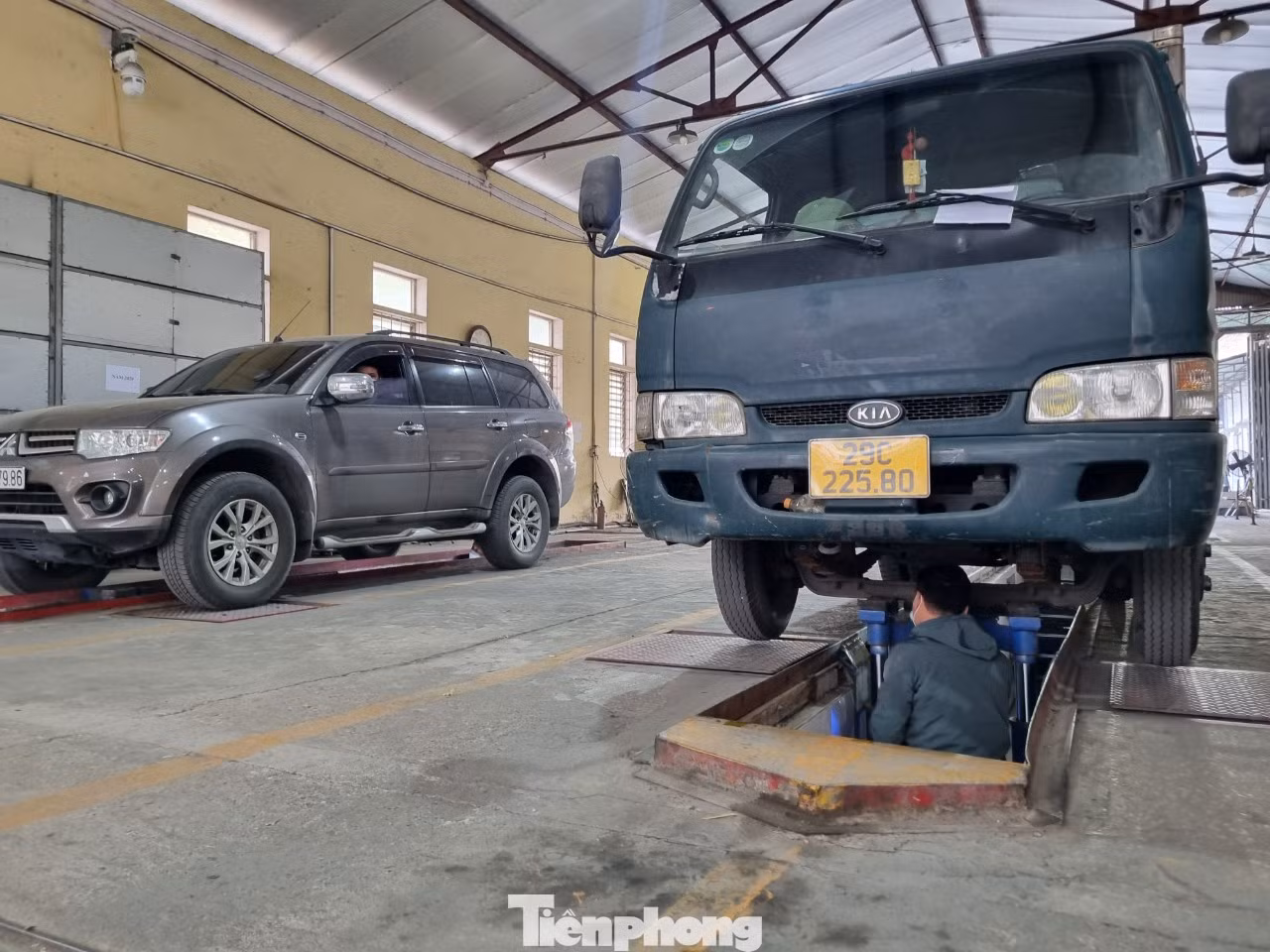 Người dân nếu phát hiện sai phạm trong công tác đăng kiểm có thể gọi đến đường dây nóng (ảnh: Ngọc Mai).