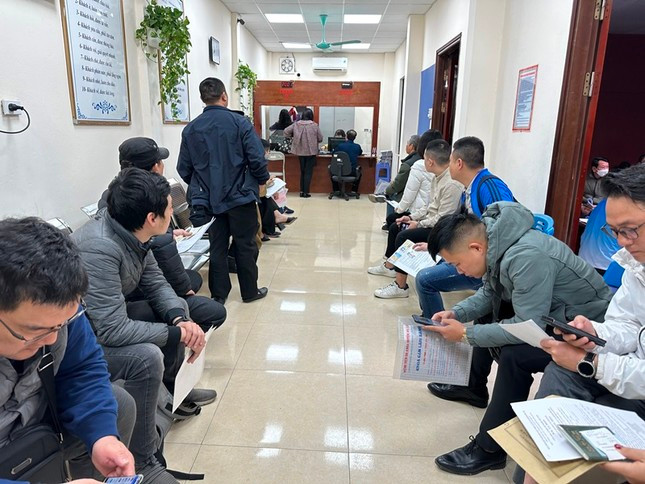 Người dân xếp hàng chờ đổi giấy phép lái xe tại Hà Nội (ảnh: Trọng Đảng).