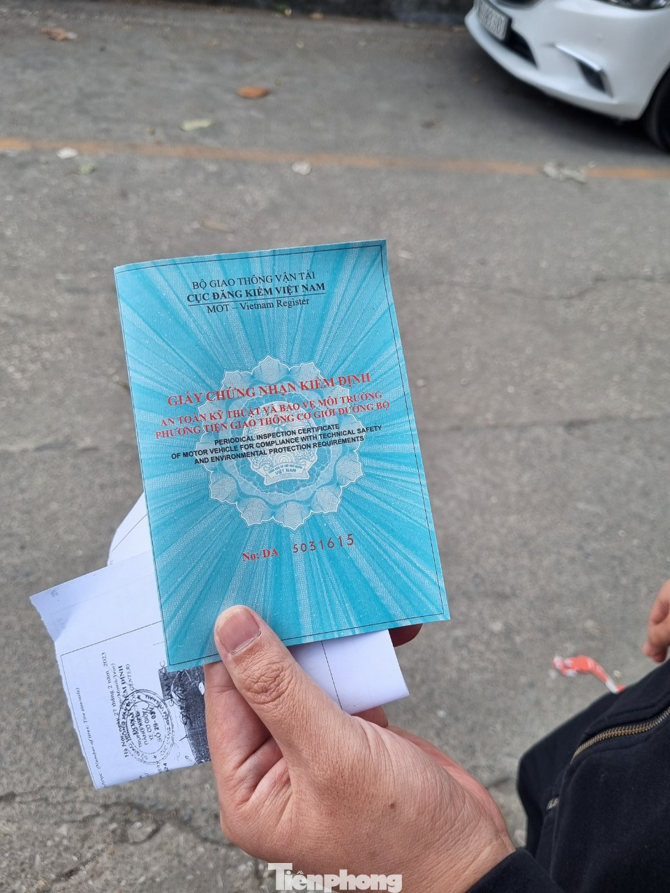 Anh Lê Hữu Việt (Cầu Giấy, Hà Nội) mất 2 tiếng chờ đợi mới đăng kiểm xong. Anh Việt cho biết: "Mất cả buổi sáng mới tới lượt đăng kiểm. Đăng kiểm như thế này không khác gì hành dân". Anh Lê Hữu Việt (Cầu Giấy, Hà Nội) mất 2 tiếng chờ đợi mới đăng kiểm xong. Anh Việt cho biết: "Mất cả buổi sáng mới tới lượt đăng kiểm. Đăng kiểm như thế này không khác gì hành dân".
