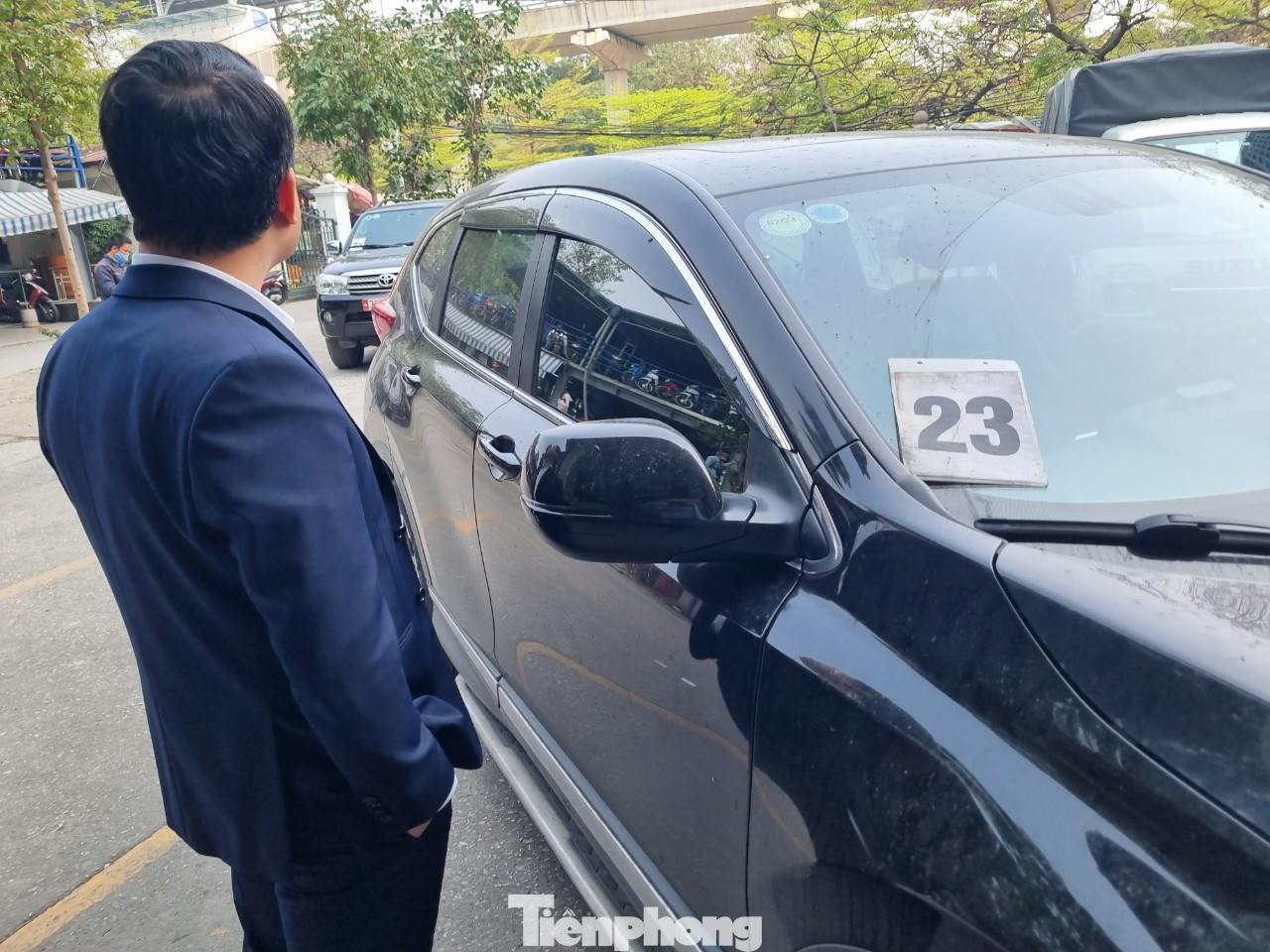 Anh Nguyễn Bình (Cầu Giấy, Hà Nội) cho biết, đã chờ 2 tiếng mới chuẩn bị được đưa xe vào kiểm định. Số thứ tự lượt 2 anh được phát là 23. Đã có khoảng 70 xe được đăng kiểm trước đó. "Đây là lần thứ 3 tôi đi đăng kiểm và chưa bao giờ gặp phải tình cảnh xếp hàng như hiện nay. Tôi mất gần 1 ngày để đi đăng kiểm, quá tốn thời gian và công sức", anh Bình nói. Anh Nguyễn Bình (Cầu Giấy, Hà Nội) cho biết, đã chờ 2 tiếng mới chuẩn bị được đưa xe vào kiểm định. Số thứ tự lượt 2 anh được phát là 23. Đã có khoảng 70 xe được đăng kiểm trước đó. "Đây là lần thứ 3 tôi đi đăng kiểm và chưa bao giờ gặp phải tình cảnh xếp hàng như hiện nay. Tôi mất gần 1 ngày để đi đăng kiểm, quá tốn thời gian và công sức", anh Bình nói.