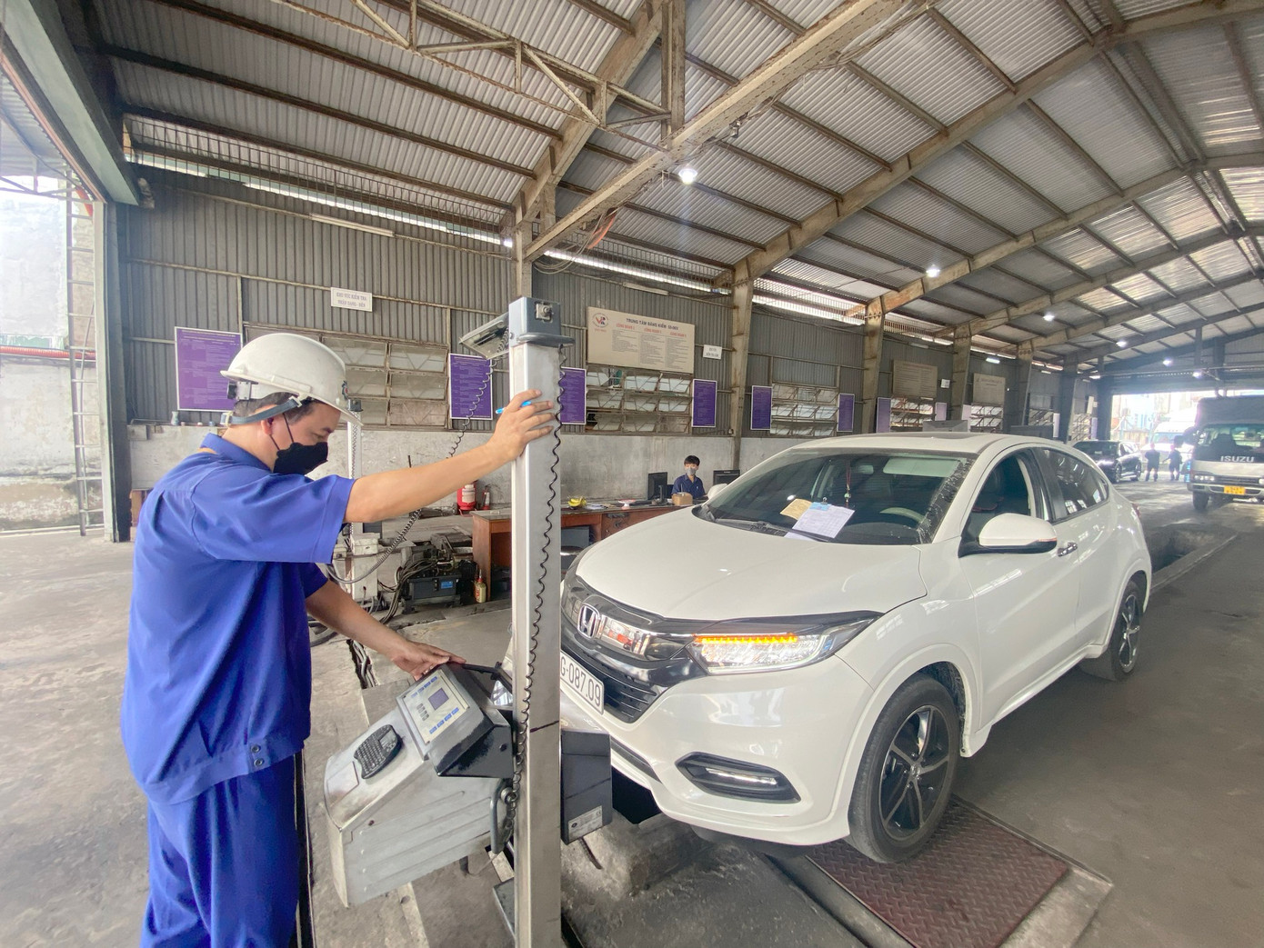 Thiếu đăng kiểm viên do nhiều trung tâm đóng cửa liên quan đến việc điều tra của công an. Thiếu đăng kiểm viên do nhiều trung tâm đóng cửa liên quan đến việc điều tra của công an.