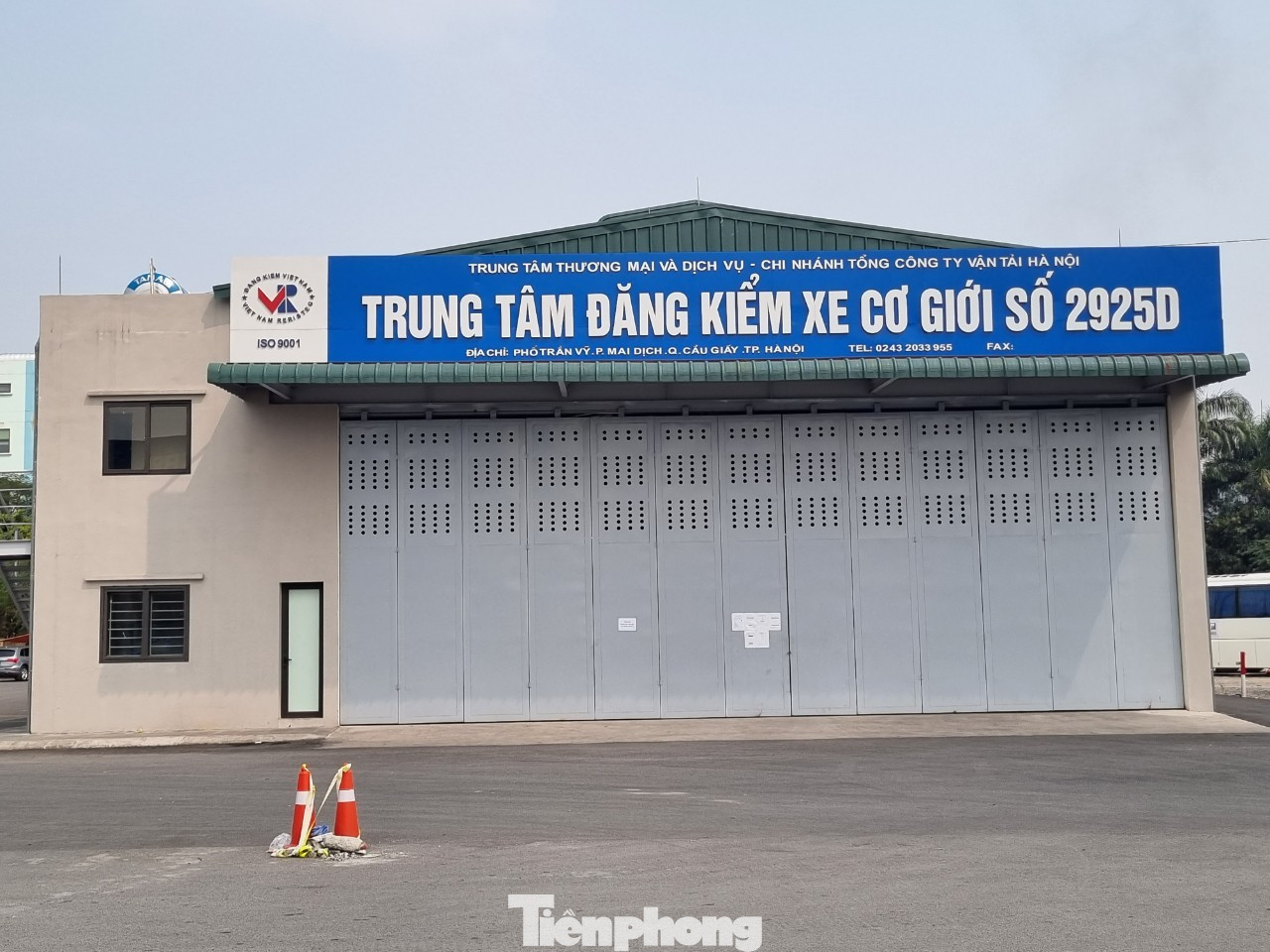 Tại trung tâm đăng kiểm 29-25D trên phố Trần Vĩ (Cầu Giấy, Hà Nội) bất ngờ dán thông báo đóng cửa, dừng hoạt động.... do bảo dưỡng. Tại trung tâm đăng kiểm 29-25D trên phố Trần Vĩ (Cầu Giấy, Hà Nội) bất ngờ dán thông báo đóng cửa, dừng hoạt động.... do bảo dưỡng.