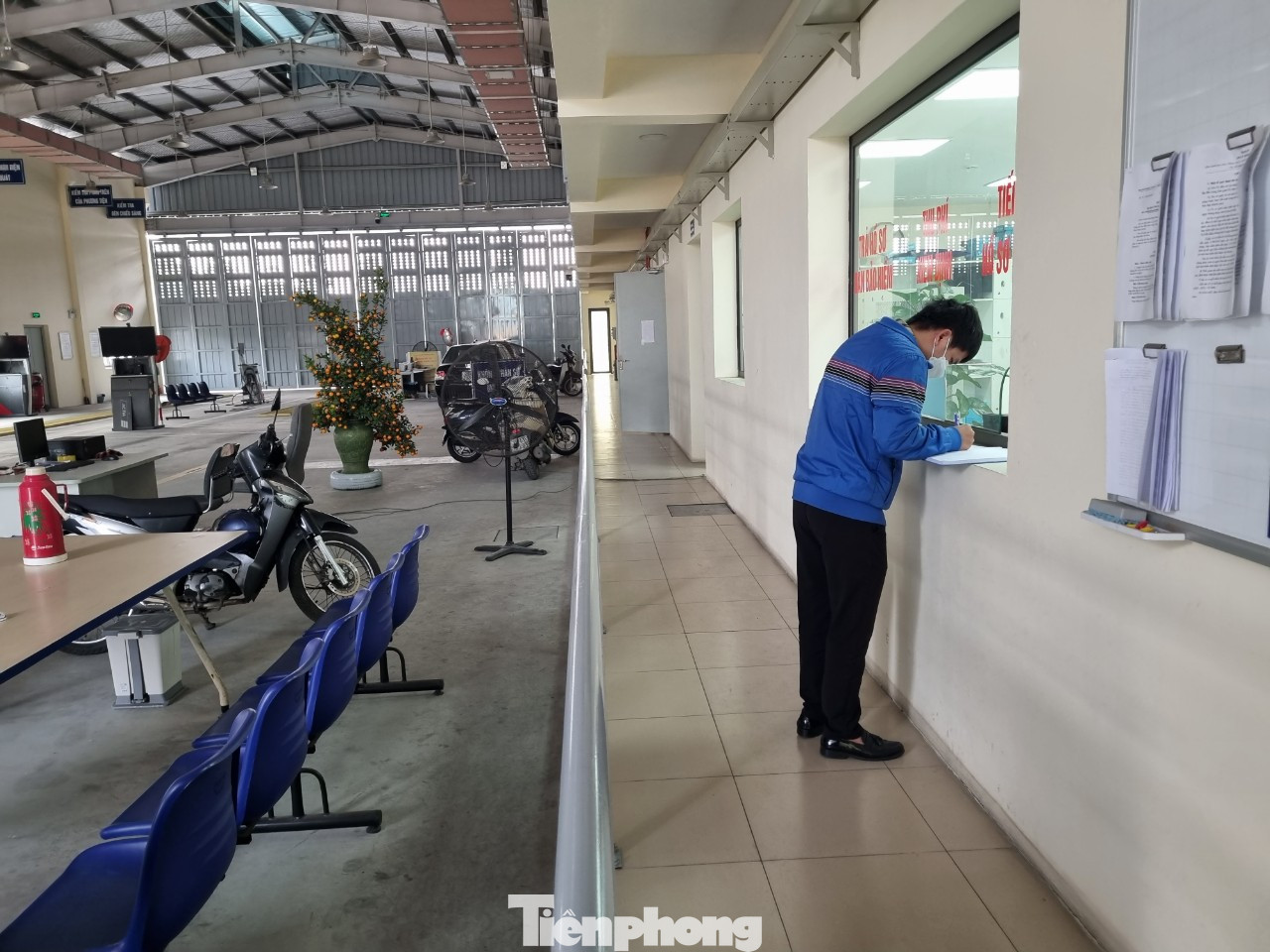 Bên trong trung tâm đăng kiểm Trần Vĩ, nhân viên hồ sơ vẫn trả kết quả bình thường nhưng thông báo đơn vị ngừng đăng kiểm. Bên trong trung tâm đăng kiểm Trần Vĩ, nhân viên hồ sơ vẫn trả kết quả bình thường nhưng thông báo đơn vị ngừng đăng kiểm.