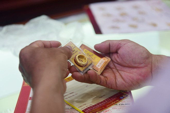 Giá vàng nhẫn duy trì trên mốc 63 triệu đồng/lượng. Giá vàng nhẫn duy trì trên mốc 63 triệu đồng/lượng.