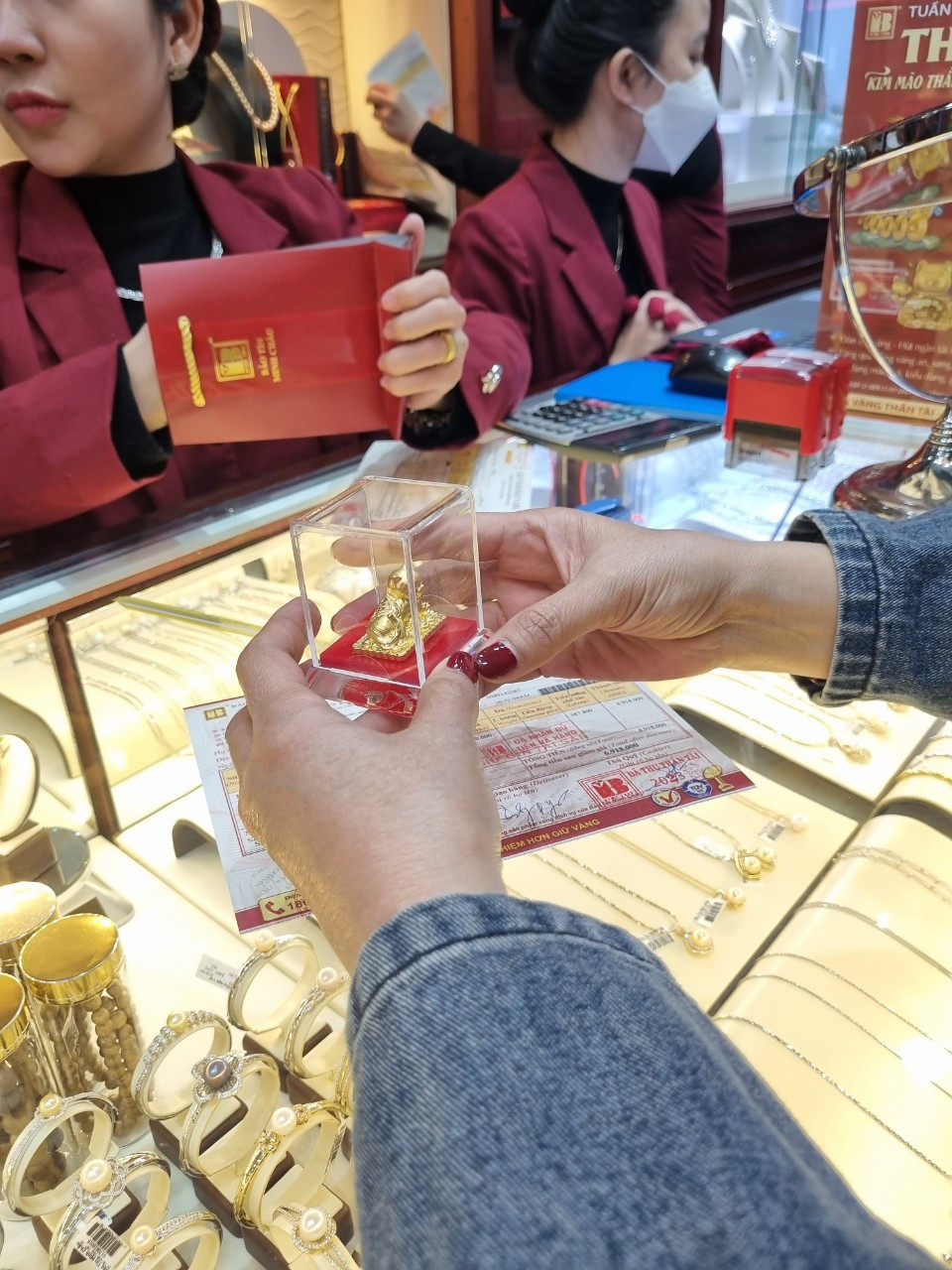 Vàng linh vật mèo bán lỗ hơn 2 triệu đồng/sản phẩm sau ngày vía Thần tài (Ảnh: Ngọc Mai). Vàng linh vật mèo bán lỗ hơn 2 triệu đồng/sản phẩm sau ngày vía Thần tài (Ảnh: Ngọc Mai).