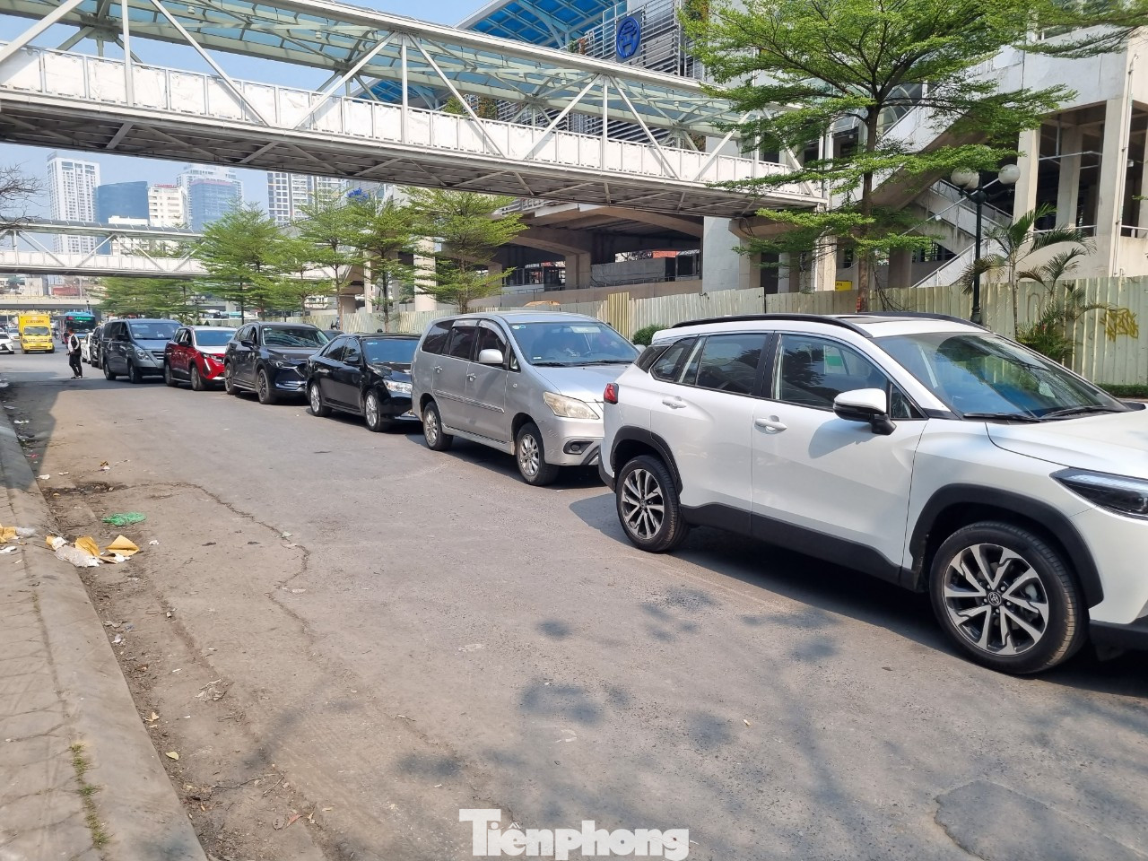 Theo đại diện Trung tâm đăng kiểm 29-03V, hiện đơn vị thiếu đăng kiểm viên vì phải cử người vào TPHCM. Trung bình một ngày trung tâm đăng kiểm được 170 xe. Do Hà Nội có nhiều đơn vị đăng kiểm đóng cửa nên tái diễn cảnh xếp hàng chờ đăng kiểm như cuối năm 2022. Theo đại diện Trung tâm đăng kiểm 29-03V, hiện đơn vị thiếu đăng kiểm viên vì phải cử người vào TPHCM. Trung bình một ngày trung tâm đăng kiểm được 170 xe. Do Hà Nội có nhiều đơn vị đăng kiểm đóng cửa nên tái diễn cảnh xếp hàng chờ đăng kiểm như cuối năm 2022.