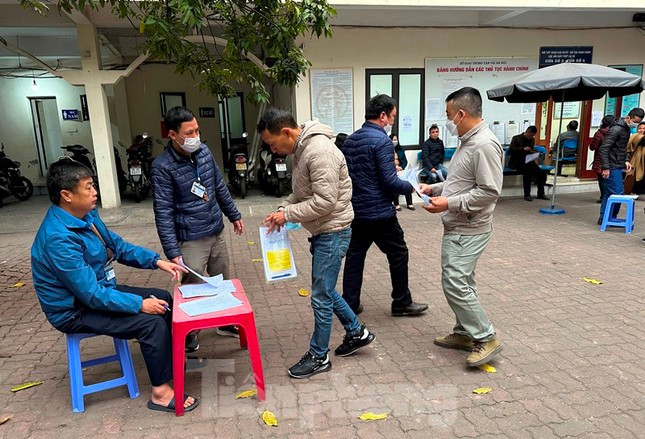 Người dân gặp khó khăn trong việc đổi giấy phép lái xe.