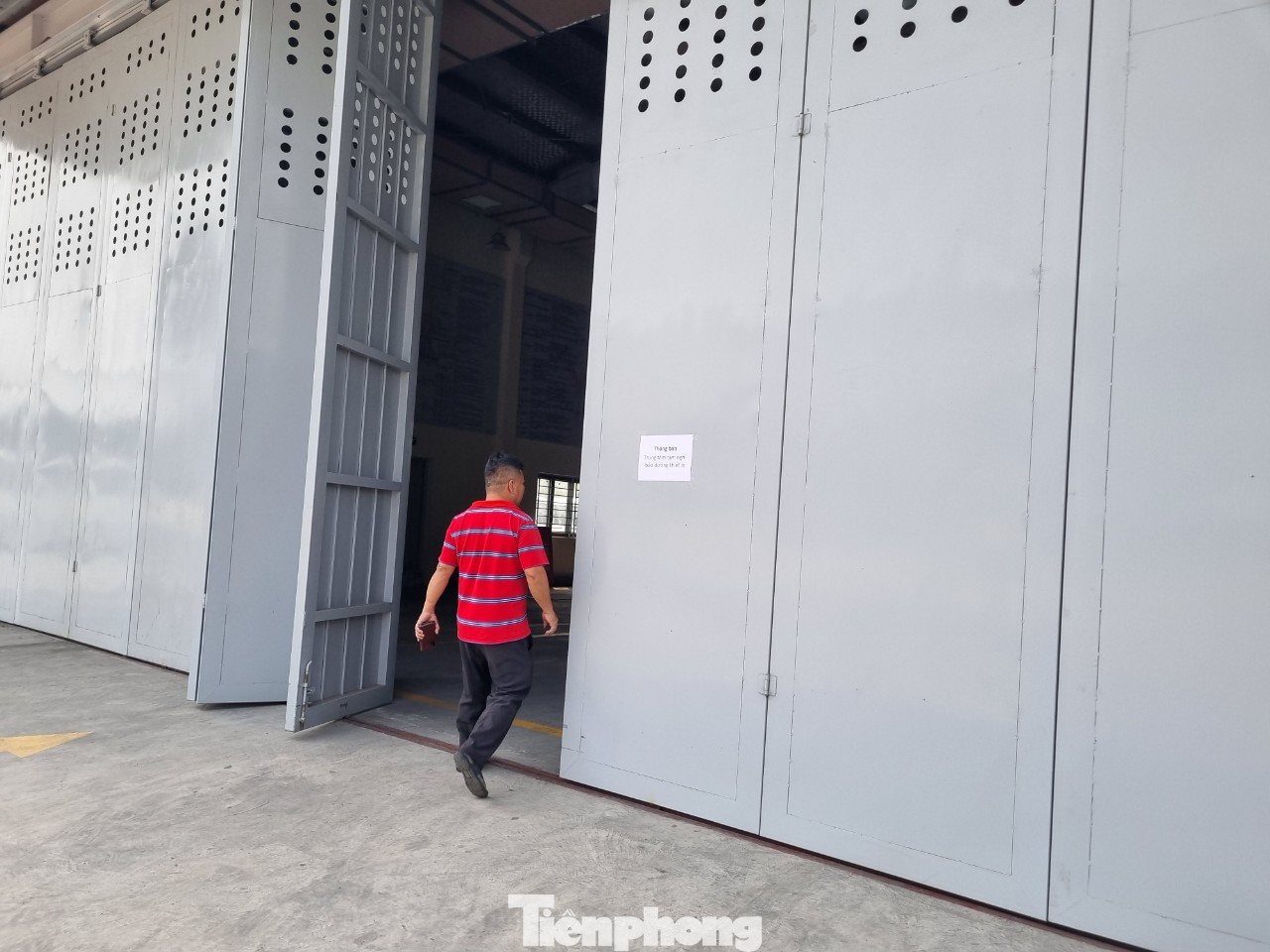 2 cổng trung tâm đều dán thông báo tạm dừng đăng kiểm từ ngày 27/2 để bảo dưỡng. 2 cổng trung tâm đều dán thông báo tạm dừng đăng kiểm từ ngày 27/2 để bảo dưỡng.