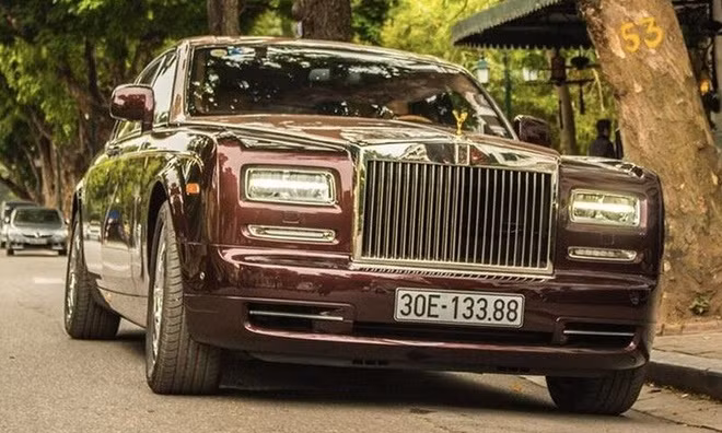 Siêu xe Rolls-Royce Phantom Lửa Thiêng BKS 30E-133.88 giảm giá mạnh vẫn "ế".