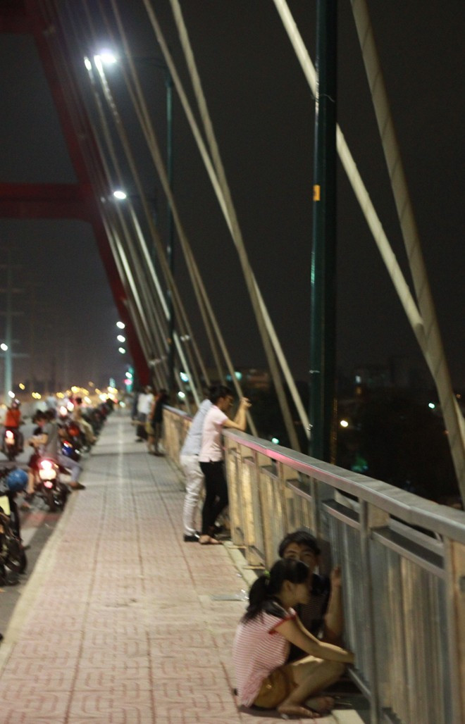 Rất nhiều xe cộ dừng lại bên cầu