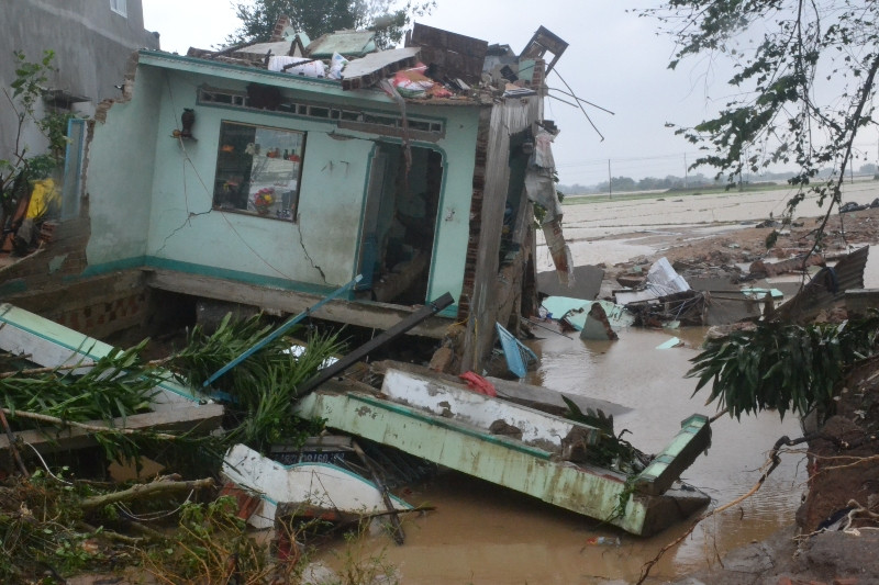 Một đêm, 5 ngôi nhà trong một tổ bị lũ cuốn sạch còn lại đống đổ nát. Ảnh Việt Hương
