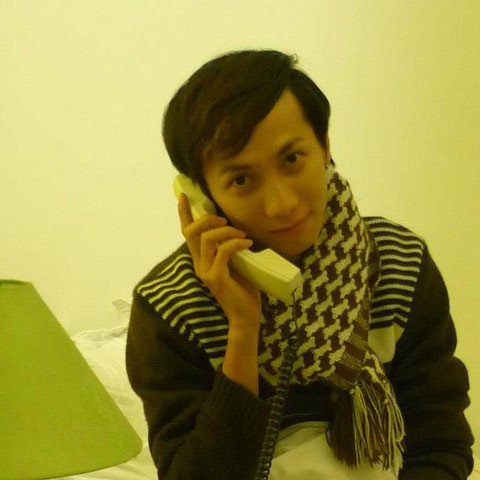 Lộ Lộ nhận điện thoại trả lời tư vấn. Lộ Lộ nhận điện thoại trả lời tư vấn