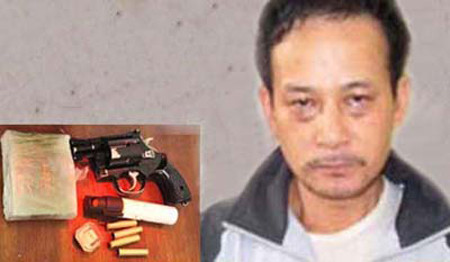 Đối tượng Lê Văn Chương và tang vật. Đối tượng Lê Văn Chương và tang vật.