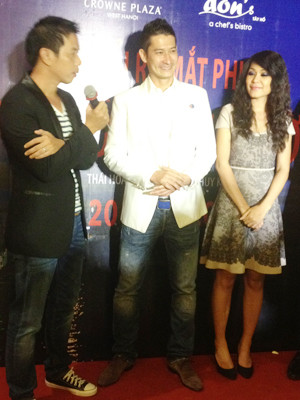 Ba diễn viên chính Thái Hòa, Huy Khánh, Đinh Y Nhung (từ trái sang) tại lễ ra mắt bộ phim Lấy chồng người ta tại Hà Nội. Ảnh: L.A. Ba diễn viên chính Thái Hòa, Huy Khánh, Đinh Y Nhung (từ trái sang) tại lễ ra mắt bộ phim Lấy chồng người ta tại Hà Nội. Ảnh: L.A