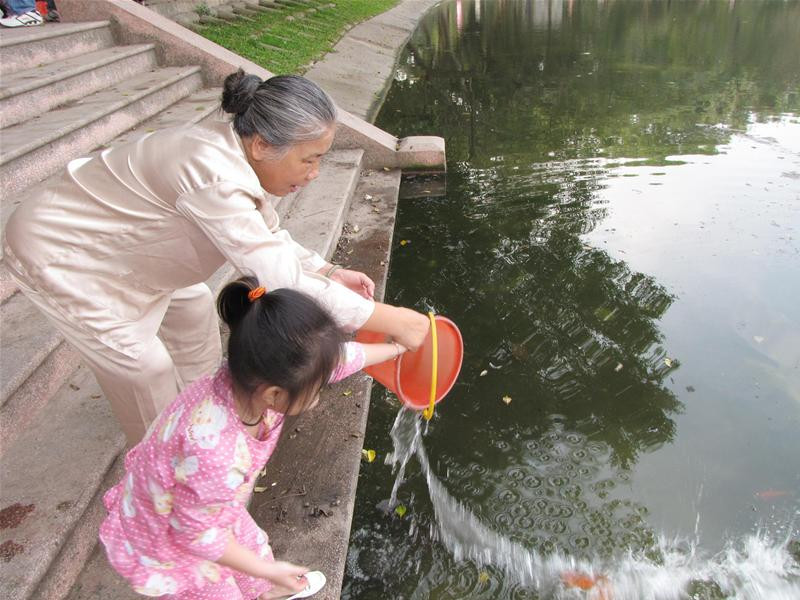 Chùm ảnh: Thả cá chép tiễn ông Táo về trời ảnh 5