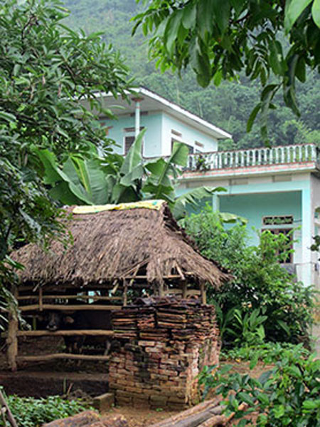 Ngôi nhà khang trang của người con cả được ông Hội chọn để nương tựa khi tuổi già.. Ngôi nhà khang trang của người con cả được ông Hội chọn để nương tựa khi tuổi già.