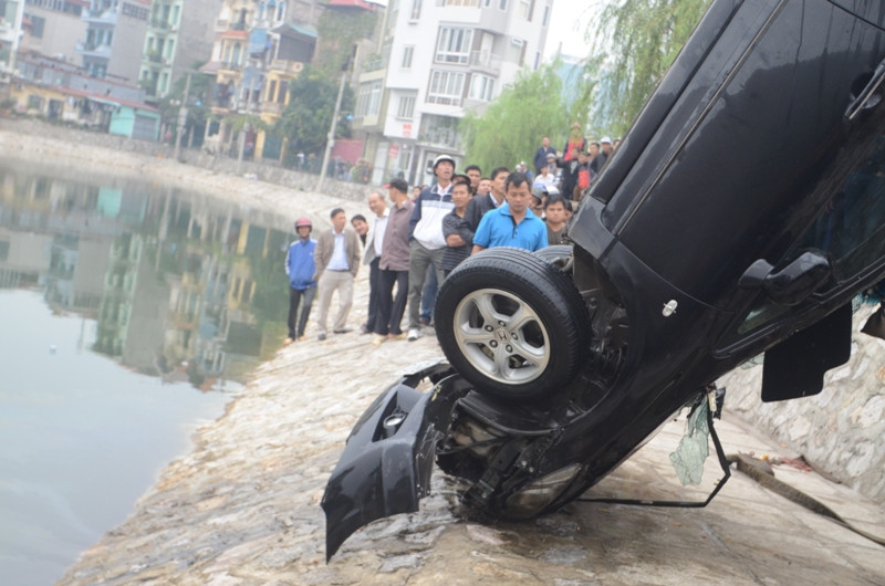 Chiếc xe vỡ hết phần kính và đầu xe