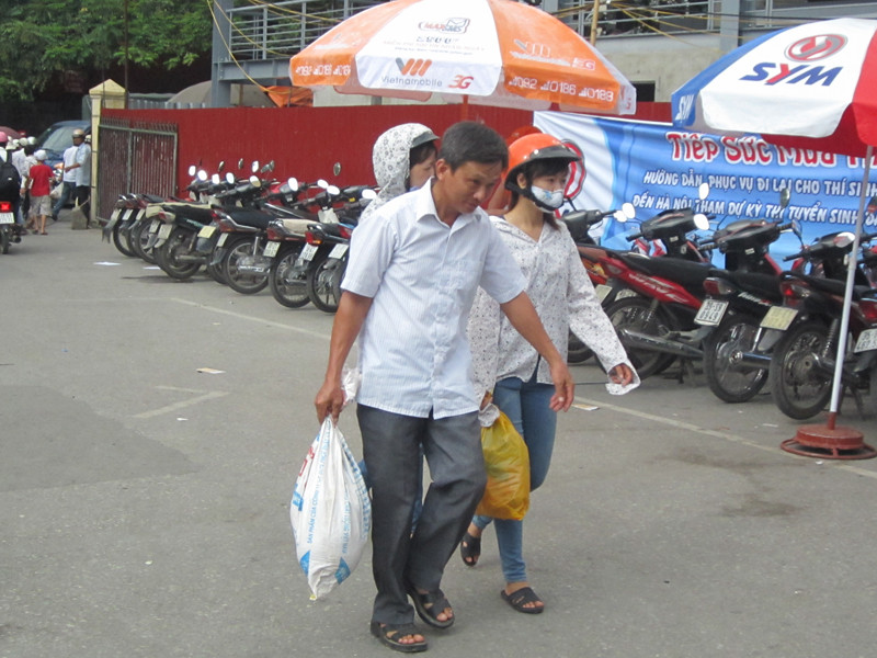 Người nhà luôn là chỗ dựa cho các em khi đi thi