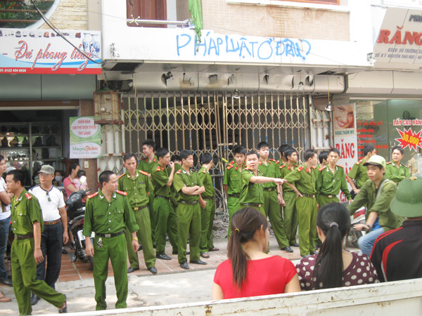 Chủ nợ đến vây ráp ngôi nhà số 5 Nguyễn Thái Học của bà Dậu, khiến công an phải tăng cường lực lượng để ổn định trật tự. Chủ nợ đến vây ráp ngôi nhà số 5 Nguyễn Thái Học của bà Dậu, khiến công an phải tăng cường lực lượng để ổn định trật tự