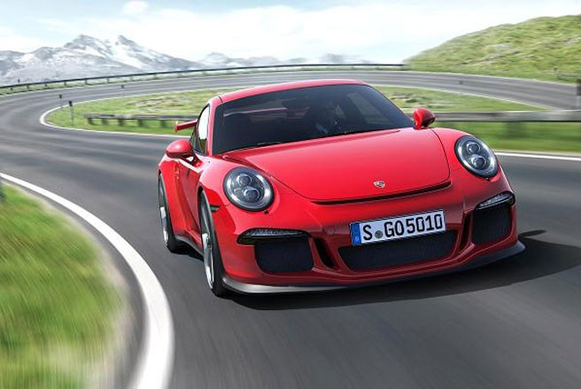 1. Porsche 911 Theo Karl Brauer, Giám đốc Hãng nghiên cứu Kelley Blue Book, Porsche 911 là chiếc xe thể thao nổi bật nhất mọi thời đại. Nhiều điểm thiết kế của dòng xe này rất đặc biệt, chẳng hạn việc động cơ đặt sau giúp đưa trọng lượng của mẫu xe này dồn về phía sau trục xe sau, đồng thời giúp xe ma sát tốt khi tăng tốc - Ảnh: CNBC