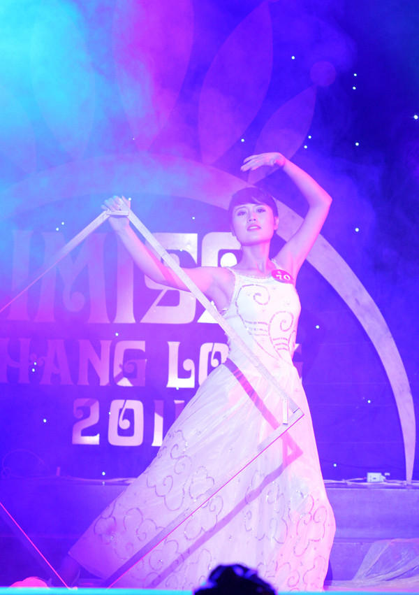 Ngô Thị Thùy Linh (ĐH Nông nghiệp) trong màn múa 