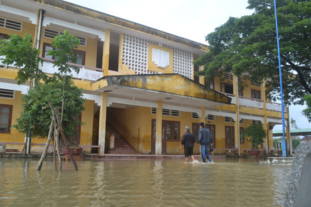 Mất ít nhất 2 tuần học sinh mới tới trường. ảnh Việt Hương