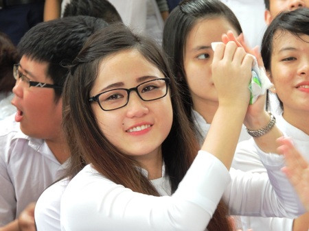 Vẻ mặt biểu cảm của nữ sinh làm 'say' người đối diện ảnh 8