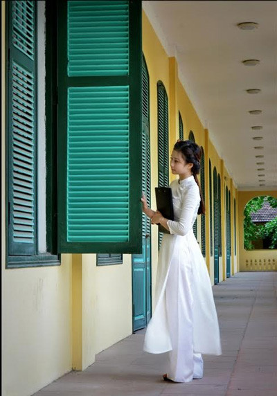 Nữ sinh Kinh tế mộng mơ bên phượng hồng rực đỏ ảnh 12