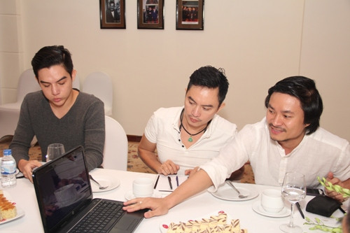 Áo dài cho Chung khảo phía Bắc – HHVN 2016 với ý tưởng Mặt trời ảnh 2