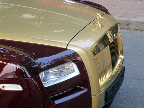 Lưới tản nhiệt và nắp ca-pô phủ cùng chất liệu là kim loại quý. Nếu nhập về dưới dạng xe mới chính hãng, Ghost có giá tầm 750.000 USD cho bản tiêu chuẩn