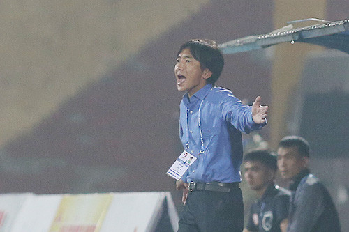 HLV Miura chạnh lòng khi chỉ có hai CĐV tới sân cổ vũ cho TP.HCM ảnh 1