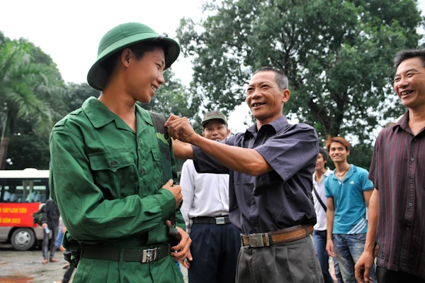 Nguyễn Văn Tầm (SN 1993) được cha và chú tiễn trong ngày nhập ngũ. Ảnh: Công Khanh