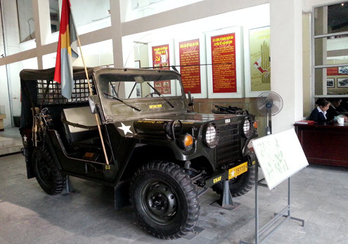 Tại bảo tàng Lịch sử Quân sự Việt Nam còn có nhiều hiện vật giá trị khác như chiếc Jeep mang biển số 15770, đã tiến vào Dinh Độc Lập ngày 30-4-1975