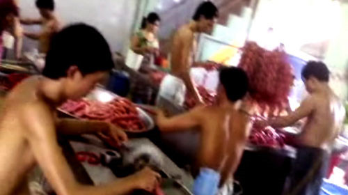 Nhân công của cơ sở chế biến lạp xưởng H (đường Phan Anh, Q.Bình Tân, TP.HCM) ở trần, quần cộc khi chế biến lạp xưởng