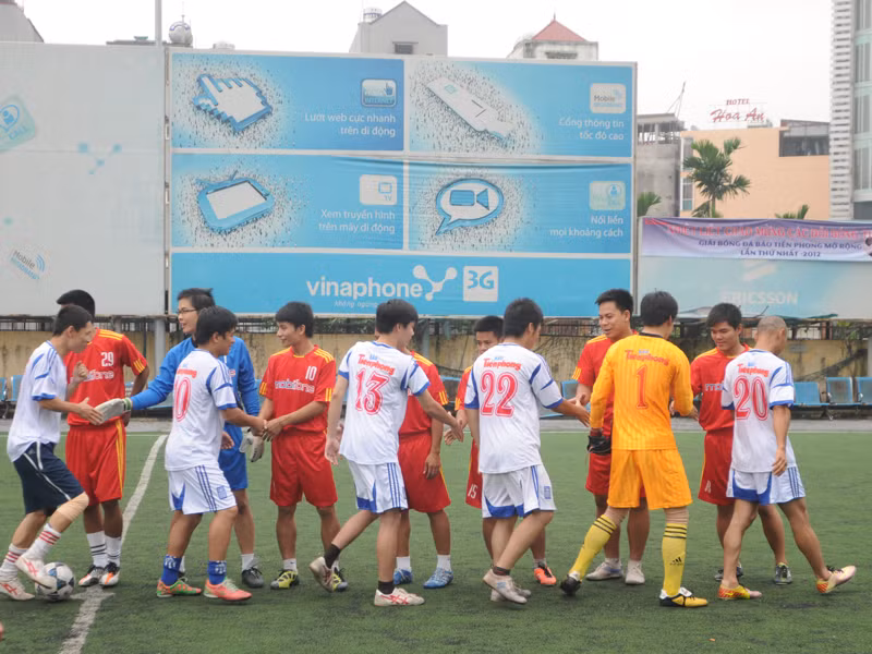 Hai đội bắt đầu vào trận